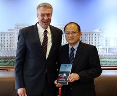 Photo of Dean David Van Slyke with UESTC Vice President Yong Zeng