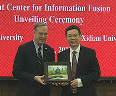 Photo of Chancellor Kent Syverud and Yang Zongkai, president of Xidian University