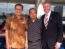 Photo of Dean David Van Slyke (right) with Syracuse University alums in Asia